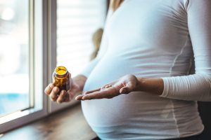 Bà bầu có nên uống vitamin tổng hợp không?