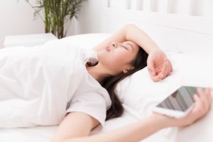 Mẹ bầu nên tránh thức khuya và làm việc quá sức để không ảnh hưởng đến sức khỏe của cả mẹ và thai nhi